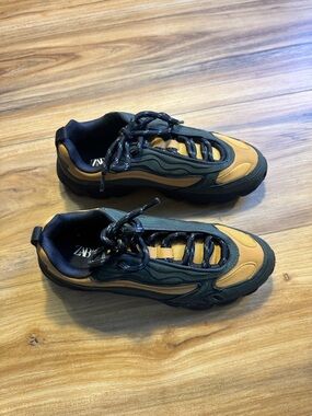 Zara Men's Dark Olive Green and Gold Low-Top Lace-Up Sneakers